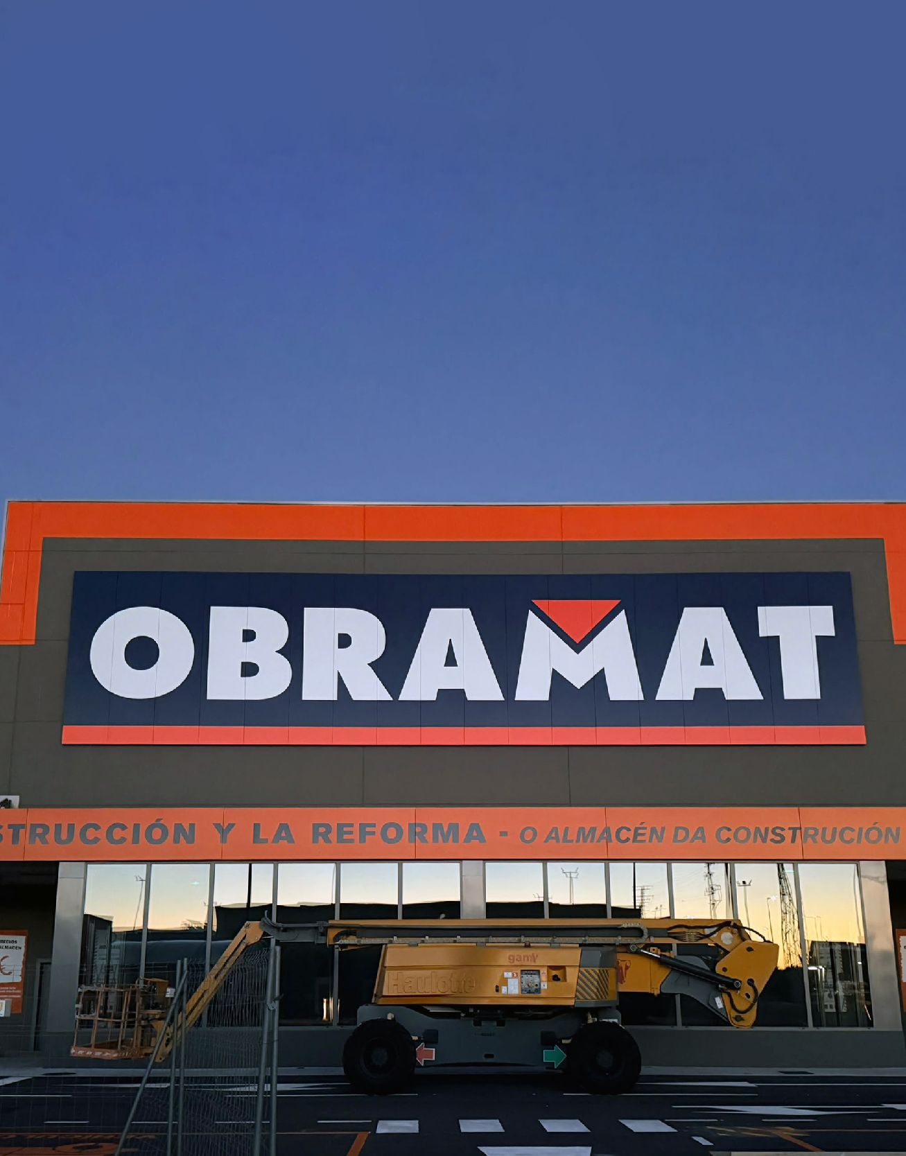 Nivell Publicitari y Rètols Nivell realizan conjuntamente la rotulación exterior del nuevo OBRAMAT de Narón